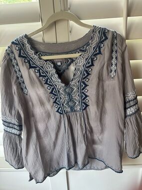 Embroidered V-Neck Women's Top in Light Gray with Navy Detail